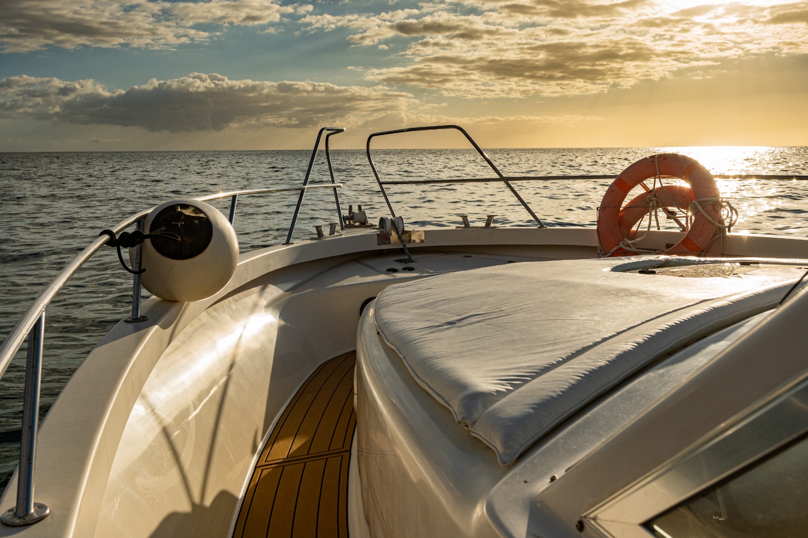 Puesta de sol desde barco en charter tenerife